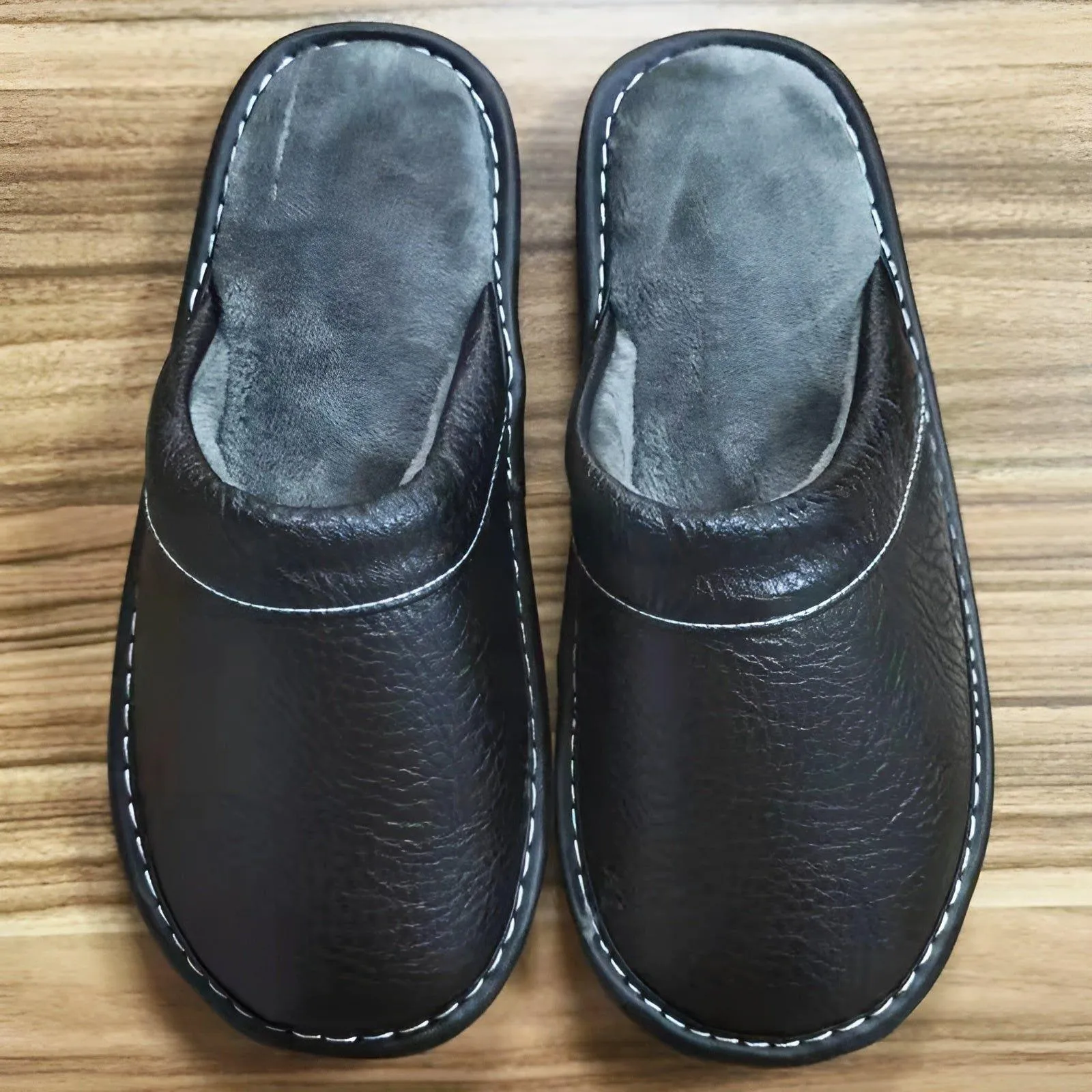 LuxeComfort Slippers - Lässige Kunstleder-Hausschuhe für Herren