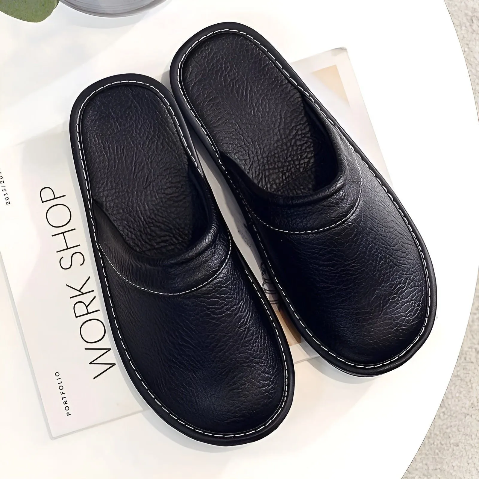 LuxeComfort Slippers - Lässige Kunstleder-Hausschuhe für Herren