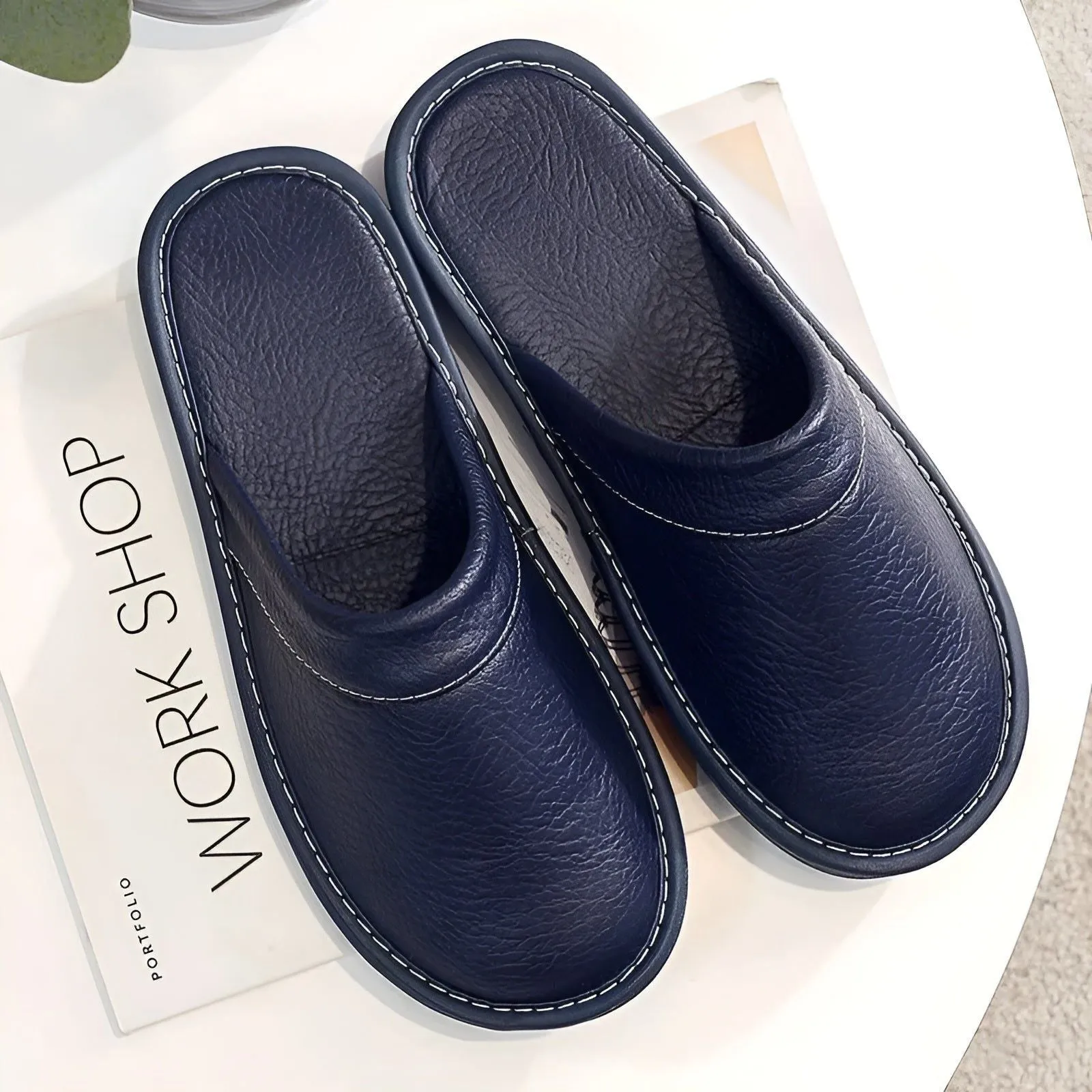 LuxeComfort Slippers - Lässige Kunstleder-Hausschuhe für Herren