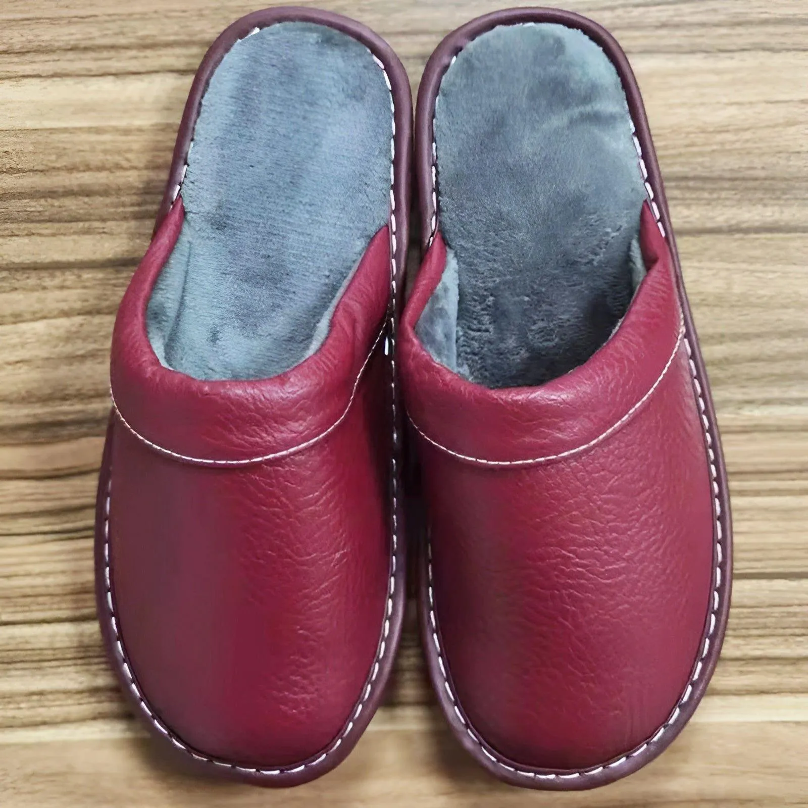 LuxeComfort Slippers - Lässige Kunstleder-Hausschuhe für Herren