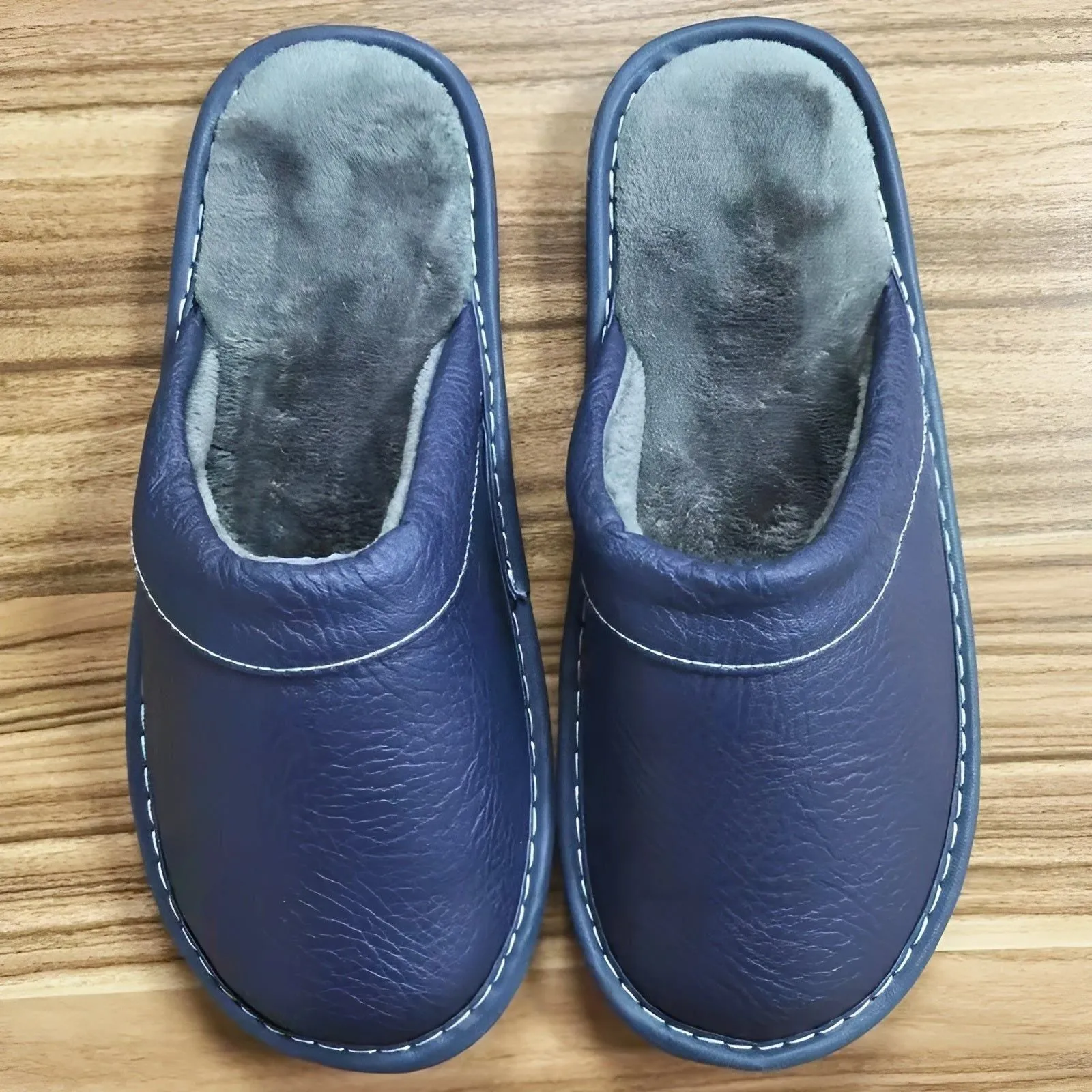 LuxeComfort Slippers - Lässige Kunstleder-Hausschuhe für Herren