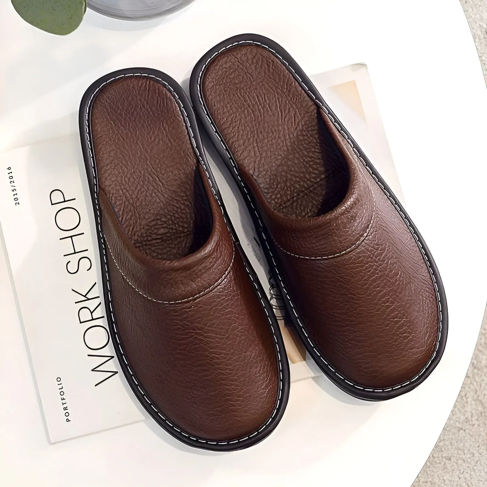 LuxeComfort Slippers - Lässige Kunstleder-Hausschuhe für Herren