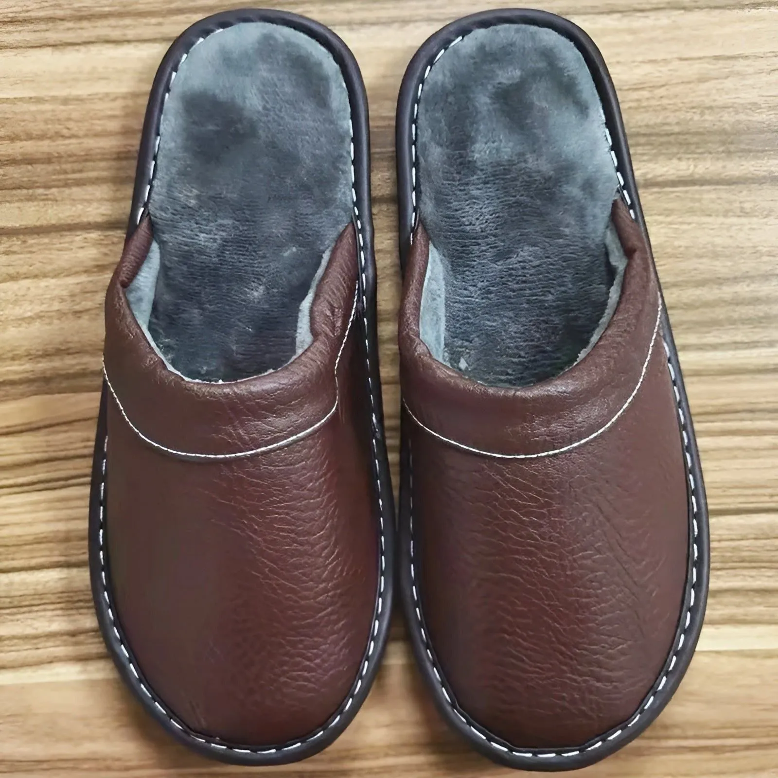 LuxeComfort Slippers - Lässige Kunstleder-Hausschuhe für Herren