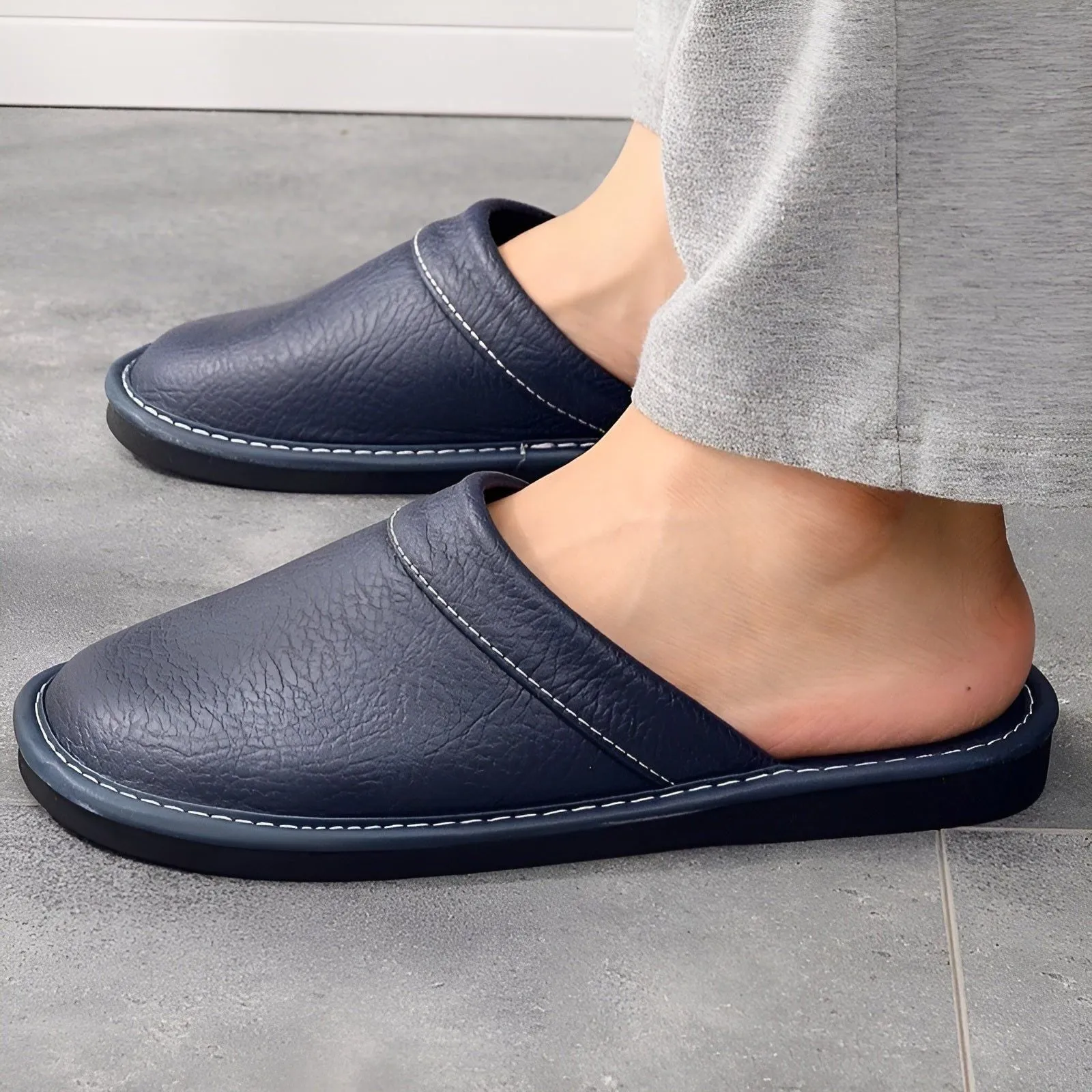 LuxeComfort Slippers - Lässige Kunstleder-Hausschuhe für Herren